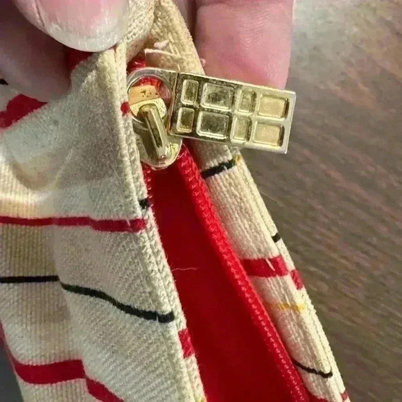 Elizabeth Arden Small Striped Makeup Bag. - Picture 3 of 4